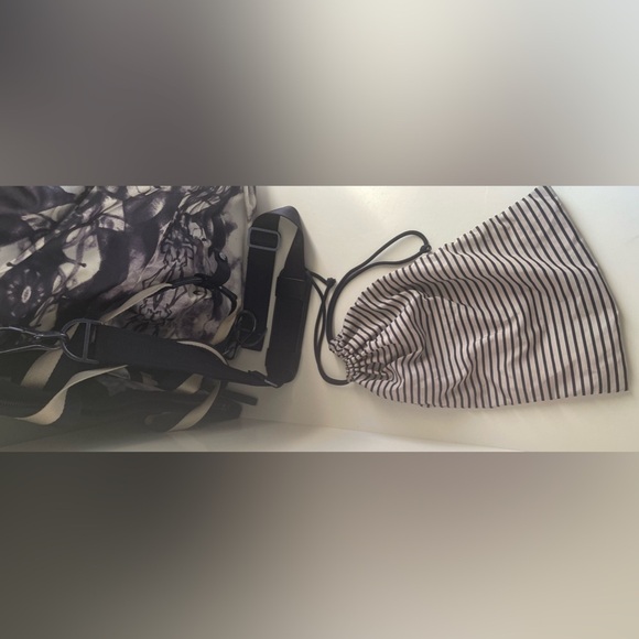 ⭐️Host Pick⭐️ Lululemon Flow and Go Tote - Picture 10 of 11